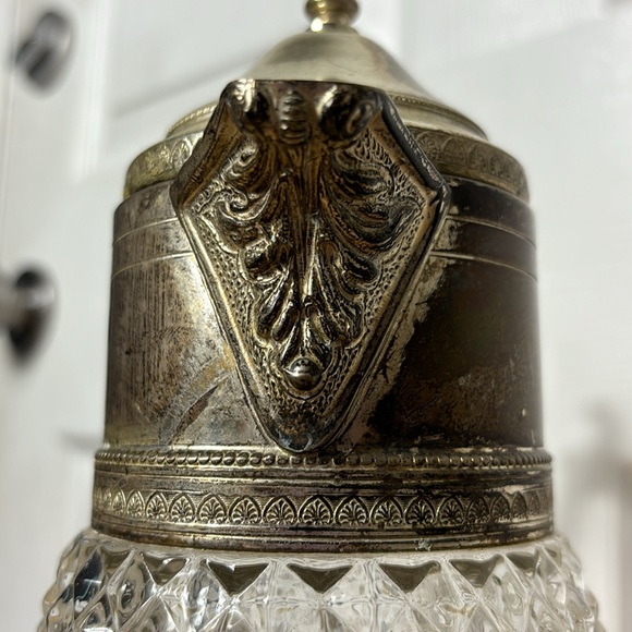 2 VINTAGE Glass pitchers / carafe with silver tops - Picture 7 of 9